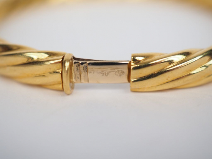 Bracelet jonc torsadé en or jaune. Poids. 14,45 g
