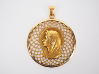 Vente aux enchères Médaille religieuse en or jaune, figurant la Sainte Vierge de profil. 