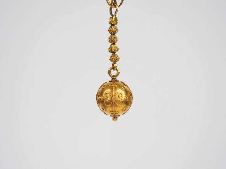 	Bracelet en or jaune, à décor d’une pendeloque en forme de boule.  Po