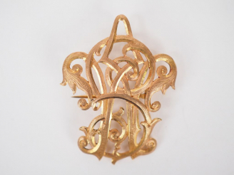 Vente aux enchères Broche en or jaune, à décor de monogramme. 4,5 x 3,5 cm  Poids. 9.77 g