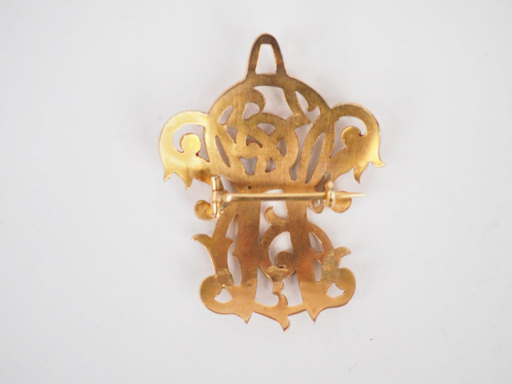 Broche en or jaune, à décor de monogramme. 4,5 x 3,5 cm  Poids. 9.77 g