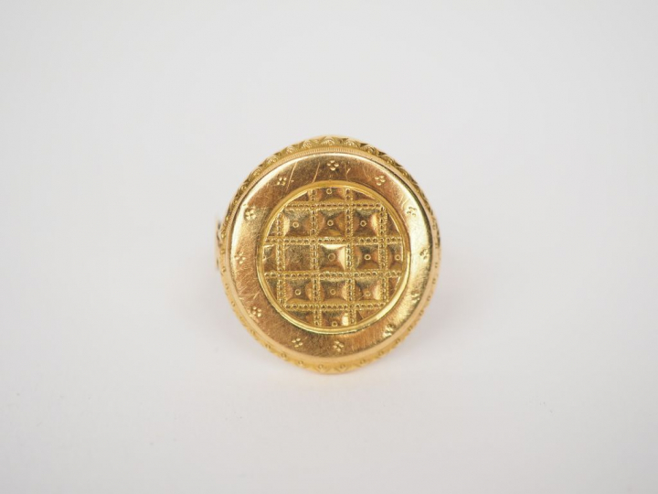 Bague en or jaune, à décor de motifs géométriques. TDD. 53 Poids. 4.56