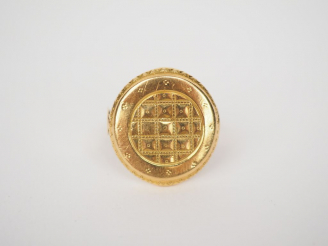 Vente aux enchères Bague en or jaune, à décor de motifs géométriques. TDD. 53 Poids. 4.56