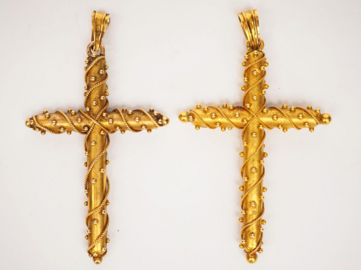 Deux croix en or jaune, à décor de petites perles et de filigranes.  5