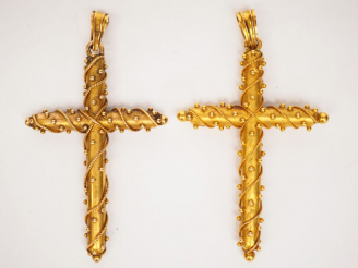 Vente aux enchères Deux croix en or jaune, à décor de petites perles et de filigranes.  5