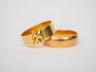 Vente aux enchères Ensemble comprenant : - une alliance en or jaune - une bague en or jau