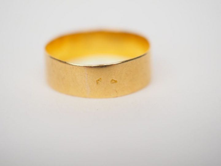 Ensemble comprenant : - une alliance en or jaune - une bague en or jau