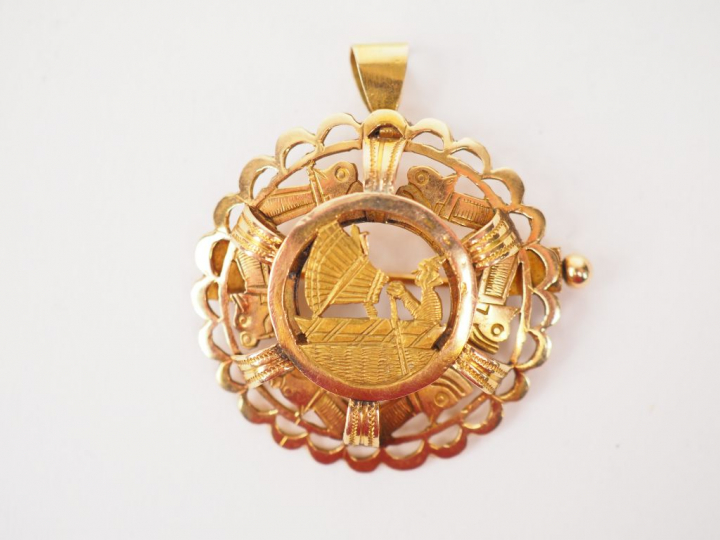 Pendentif transformable en broche en or jaune, à décor de style égypti