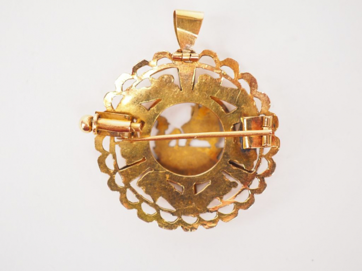Pendentif transformable en broche en or jaune, à décor de style égypti