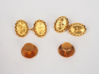 Vente aux enchères Ensemble comprenant : - une paire de bouton de manchettes en or jaune,