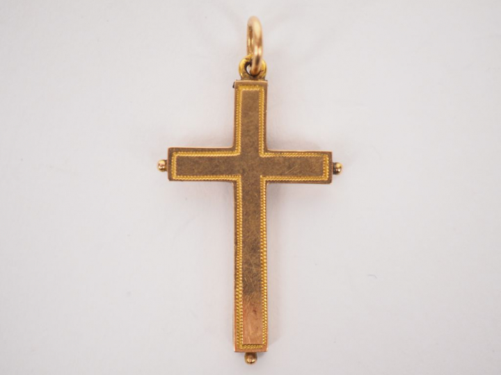 Pendentif en forme de croix en or jaune. 3 x 2 cm Poids. 2.07 g