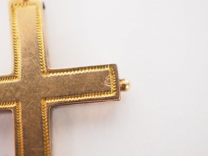 Pendentif en forme de croix en or jaune. 3 x 2 cm Poids. 2.07 g
