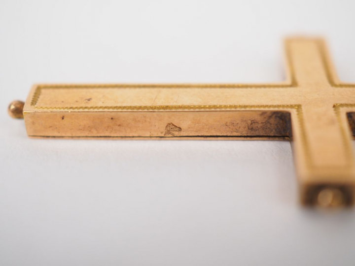 Pendentif en forme de croix en or jaune. 3 x 2 cm Poids. 2.07 g