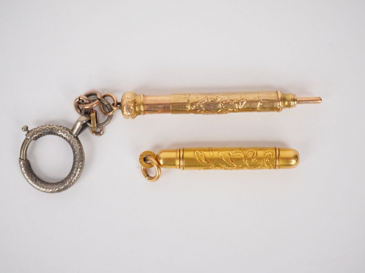 Ensemble comprenant :  - un porte-mine en or jaune  Poids tel. 5,69 g 