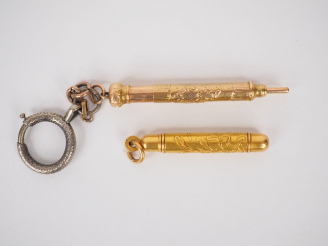 Vente aux enchères Ensemble comprenant :  - un porte-mine en or jaune  Poids tel. 5,69 g 