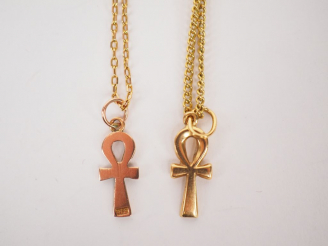 Vente aux enchères Pendentif en or jaune en forme de croix Ankh. Poids. 1,17 g  On y join