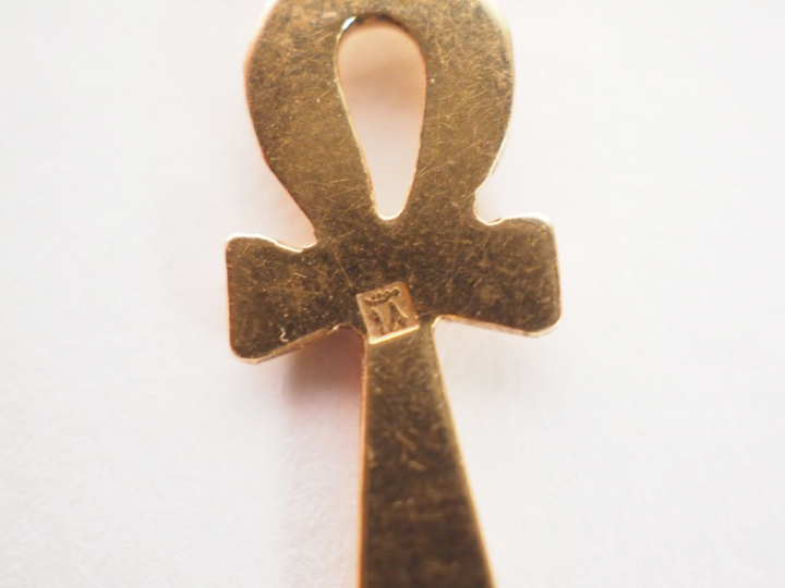 Pendentif en or jaune en forme de croix Ankh. Poids. 1,17 g  On y join