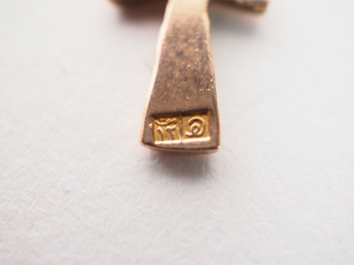 Pendentif en or jaune en forme de croix Ankh. Poids. 1,17 g  On y join
