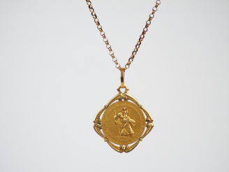 Vente aux enchères Médaille de baptême à l'effigie de Saint Christophe et sa chaine en or
