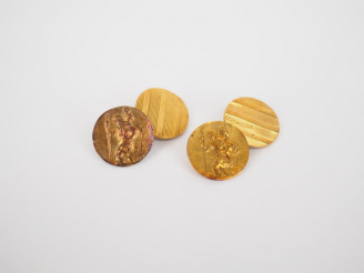 Vente aux enchères Paire de boutons de manchettes en or jaune, à l'effigie de Saint Chris