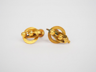 Vente aux enchères Paire de boucles d'oreilles en or jaune, à décor de boules.  Poids tel