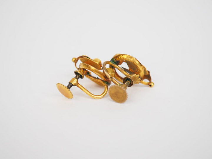 Paire de boucles d'oreilles en or jaune, à décor de boules.  Poids tel