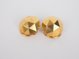 Vente aux enchères Paire de clips d'oreilles en or jaune en forme de demi-sphère facettée