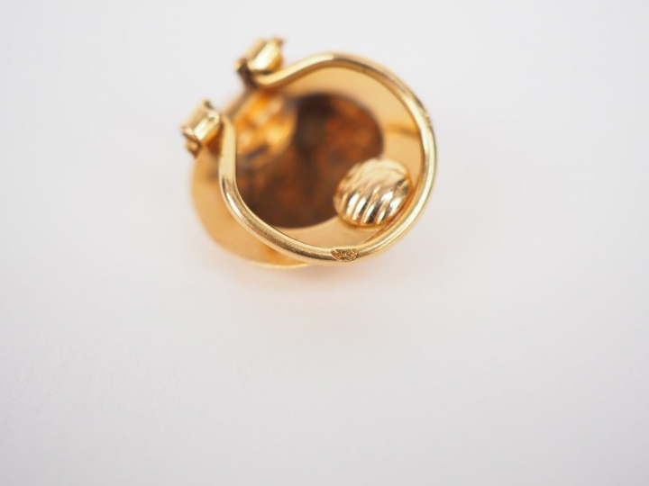 Paire de clips d'oreilles en or jaune en forme de demi-sphère facettée