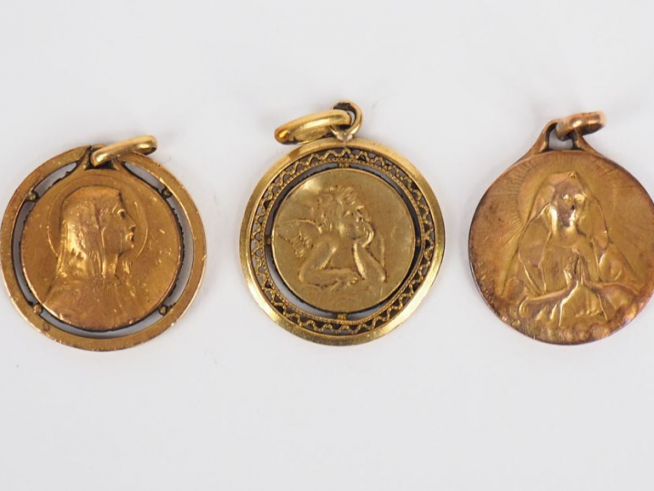 Trois différentes médailles en or jaune. Poids. 5,80 g