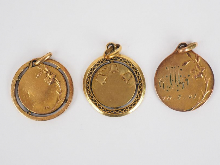 Trois différentes médailles en or jaune. Poids. 5,80 g