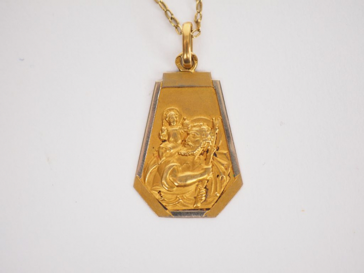 Ensemble comprenant une médaille de baptême et une chaine en or jaune.