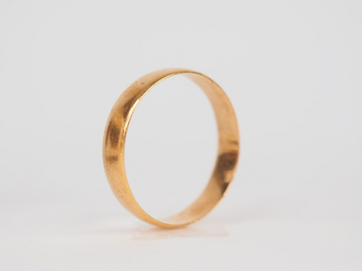 Alliance en or jaune. TDD. 63 Poids. 3,52 g