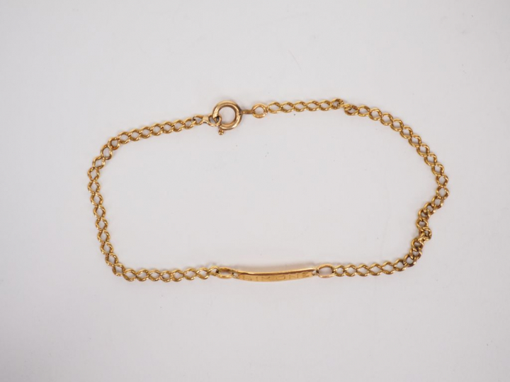 Bracelet de naissance en or jaune.  Marqué Simone.  Poids. 2,58 g