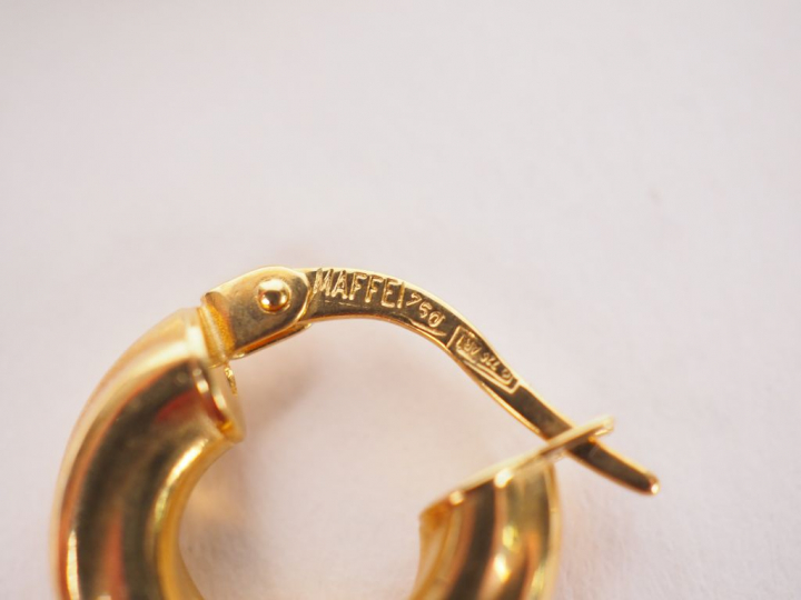 Ensemble comprenant :  - une paire de petites créoles en or jaune. - u