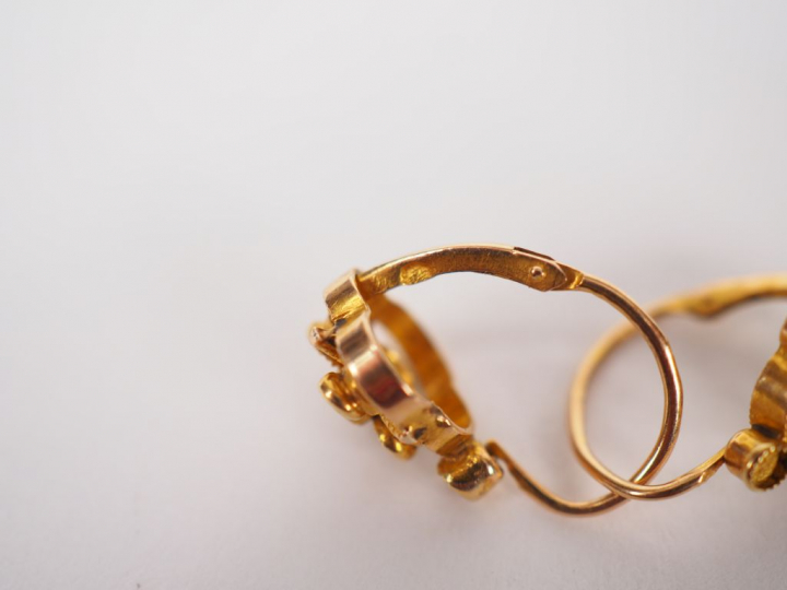 Ensemble comprenant :  - une paire de petites créoles en or jaune. - u