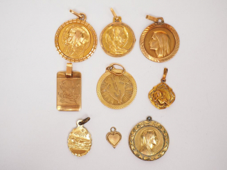 Vente aux enchères Ensemble de six médailles en or jaune.  Poids. 9,17 g (une gravé, enfo