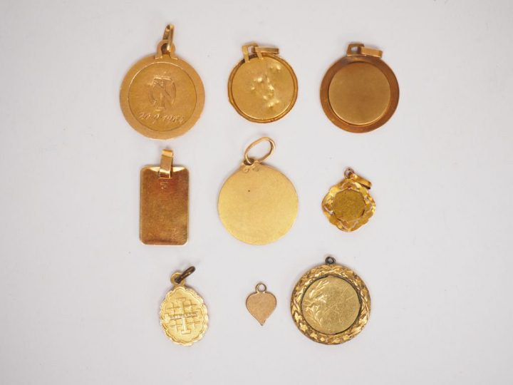 Ensemble de six médailles en or jaune.  Poids. 9,17 g (une gravé, enfo