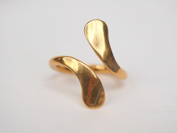 Bague en or jaune de forme stylisée. TDD. 56 Poids. 4,93 g