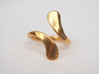 Vente aux enchères Bague en or jaune de forme stylisée. TDD. 56 Poids. 4,93 g