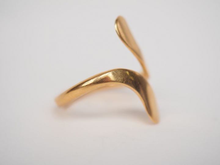 Bague en or jaune de forme stylisée. TDD. 56 Poids. 4,93 g