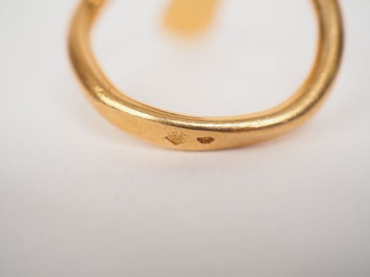 Bague en or jaune de forme stylisée. TDD. 56 Poids. 4,93 g