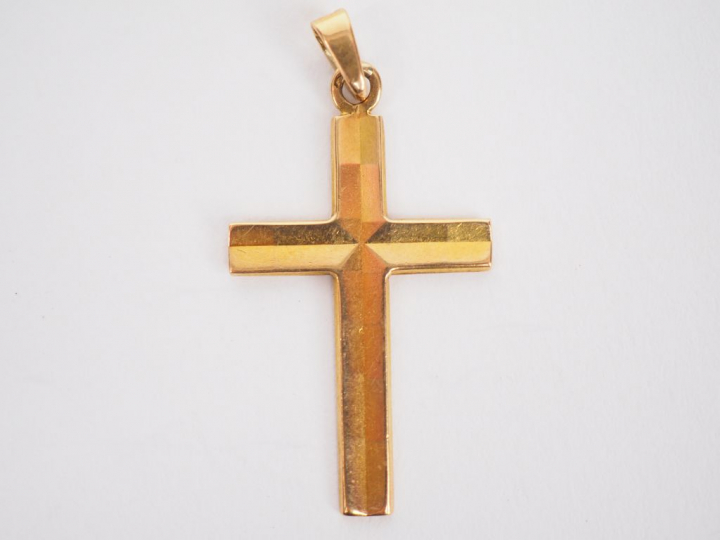 Pendentif en or jaune, en forme de croix.  2,8 x 2 cm  Poids. 1,89 g