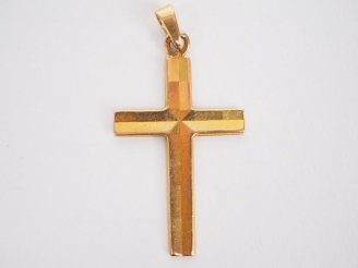 Vente aux enchères Pendentif en or jaune, en forme de croix.  2,8 x 2 cm  Poids. 1,89 g
