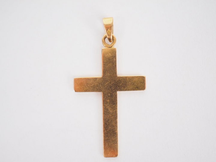 Pendentif en or jaune, en forme de croix.  2,8 x 2 cm  Poids. 1,89 g