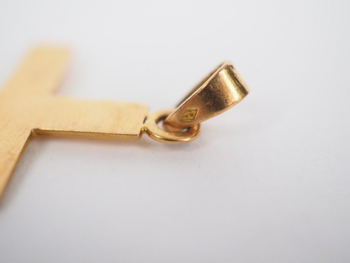Pendentif en or jaune, en forme de croix.  2,8 x 2 cm  Poids. 1,89 g