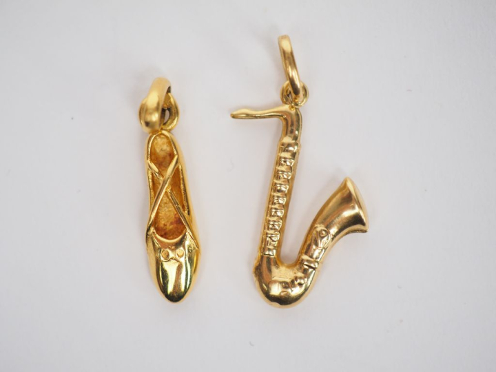Ensemble comprenant :  - un pendentif en forme de saxophone en or jaun
