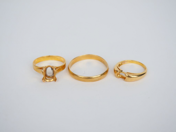 Ensemble comprenant :  - une alliance en or jaune.  TDD. 70 - deux dif