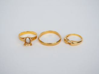 Vente aux enchères Ensemble comprenant :  - une alliance en or jaune.  TDD. 70 - deux dif