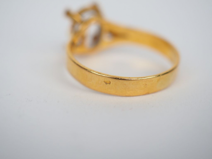 Ensemble comprenant :  - une alliance en or jaune.  TDD. 70 - deux dif