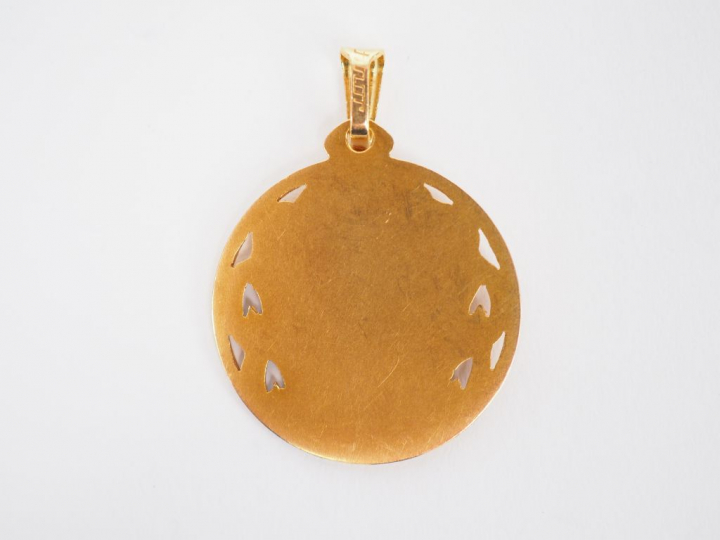 Médaille religieuse en or jaune, figurant une jeune fille en prière.  